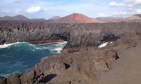 Steilküste mit Buchten auf Lanzarote